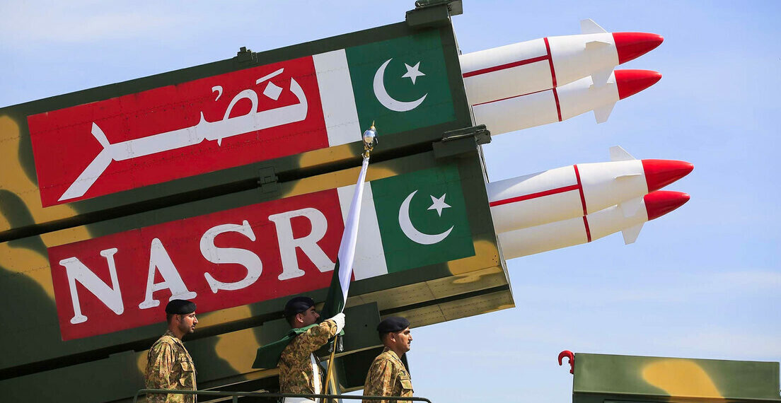 General iraniano afirma que Paquistão retaliaria com armas nucleares se Israel atacar Irã com ogiva nuclear. Governo paquistanês prega cautela, mas condena Israel.