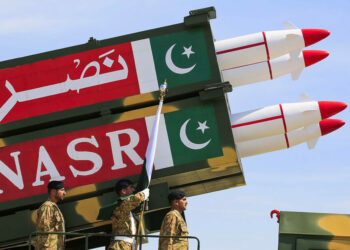 General iraniano afirma que Paquistão retaliaria com armas nucleares se Israel atacar Irã com ogiva nuclear. Governo paquistanês prega cautela, mas condena Israel.