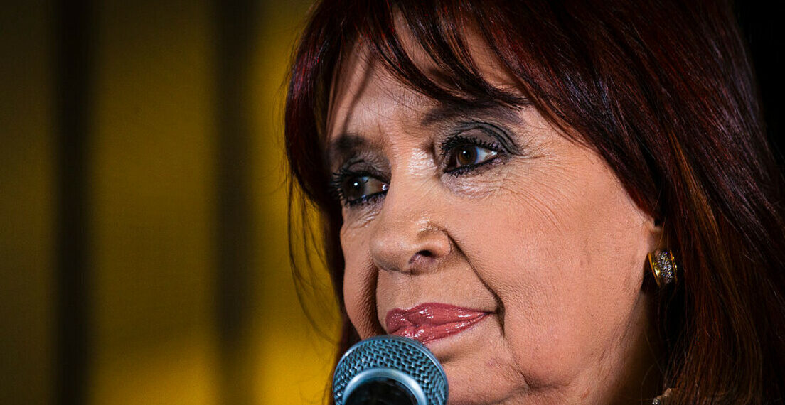 Cristina Kirchner inicia pena de prisão domiciliar em Buenos Aires após condenação por corrupção no Caso Vialidad. Corte Suprema confirmou a sentença.