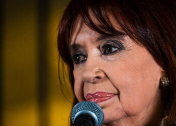 Cristina Kirchner inicia pena de prisão domiciliar em Buenos Aires após condenação por corrupção no Caso Vialidad. Corte Suprema confirmou a sentença.
