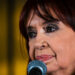 Cristina Kirchner inicia pena de prisão domiciliar em Buenos Aires após condenação por corrupção no Caso Vialidad. Corte Suprema confirmou a sentença.