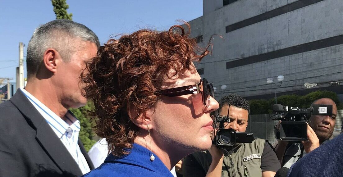 A deputada Carla Zambelli, condenada pelo STF e foragida na Europa, foi notificada pela Comissão de Constituição e Justiça da Câmara. Processo de cassação de seu mandato está em curso e depende de aprovação do plenário.