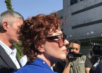 A deputada Carla Zambelli, condenada pelo STF e foragida na Europa, foi notificada pela Comissão de Constituição e Justiça da Câmara. Processo de cassação de seu mandato está em curso e depende de aprovação do plenário.