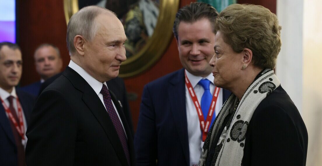 Durante o Fórum Econômico de São Petersburgo, Vladimir Putin elogia Dilma Rousseff pela condução do Novo Banco de Desenvolvimento e defende integração financeira dos BRICS.