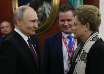Durante o Fórum Econômico de São Petersburgo, Vladimir Putin elogia Dilma Rousseff pela condução do Novo Banco de Desenvolvimento e defende integração financeira dos BRICS.