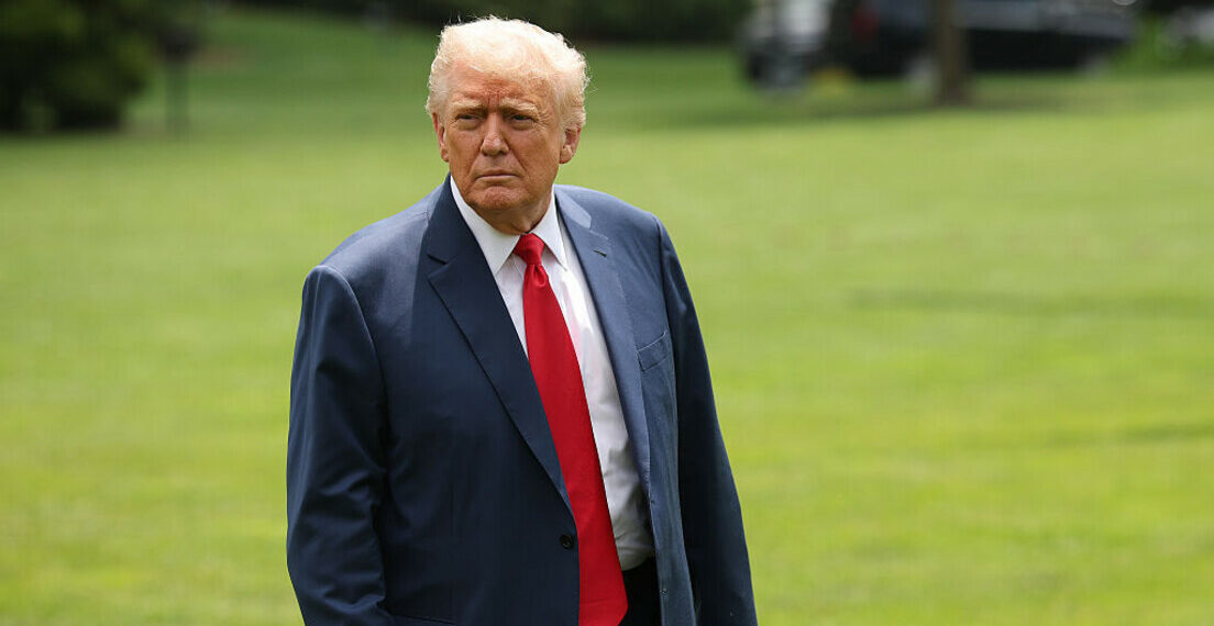 Após ataque dos EUA ao Irã, cotação do petróleo dispara e Donald Trump exige aumento imediato na produção. Presidente também adverte especuladores a manterem preços baixos.
