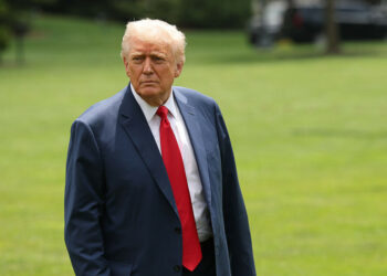 Após ataque dos EUA ao Irã, cotação do petróleo dispara e Donald Trump exige aumento imediato na produção. Presidente também adverte especuladores a manterem preços baixos.