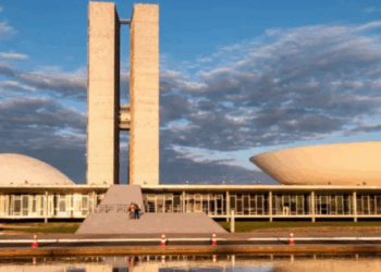 Você sabe a diferença entre Senado, Câmara e Congresso Nacional? Entenda como cada um funciona, suas atribuições e como se complementam no sistema bicameral brasileiro.