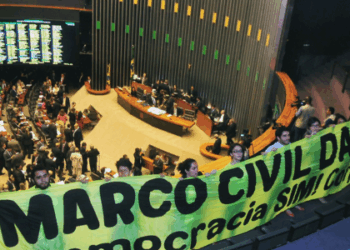 Flávio Dino criticou medidas dos EUA sobre redes sociais durante julgamento do Marco Civil. STF discute responsabilidade de plataformas por conteúdo digital.