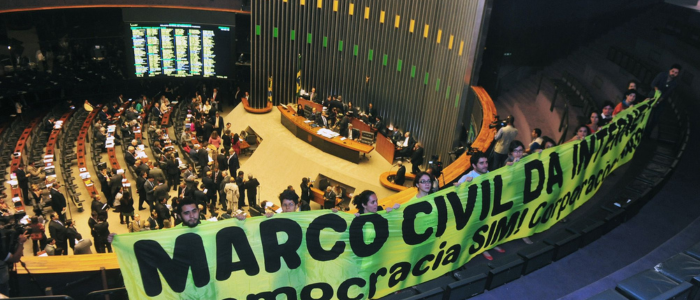 Flávio Dino criticou medidas dos EUA sobre redes sociais durante julgamento do Marco Civil. STF discute responsabilidade de plataformas por conteúdo digital.