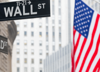 Bolsas americanas sobem com alívio geopolítico e rumores sobre Fed. Nvidia atinge novo recorde, enquanto Micron e Coinbase têm desempenho misto.