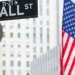 Bolsas americanas sobem com alívio geopolítico e rumores sobre Fed. Nvidia atinge novo recorde, enquanto Micron e Coinbase têm desempenho misto.