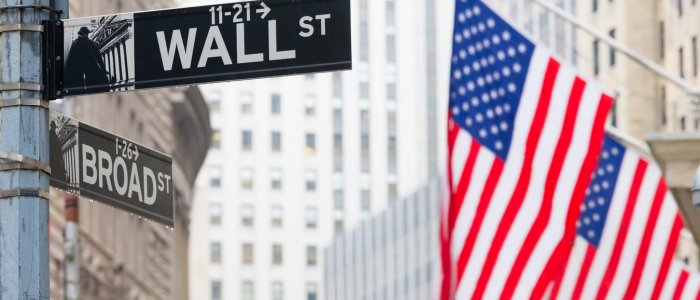 Bolsas americanas sobem com alívio geopolítico e rumores sobre Fed. Nvidia atinge novo recorde, enquanto Micron e Coinbase têm desempenho misto.