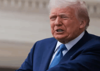 Em nova investida, Trump critica gestão do Fed e propõe corte de 2 pp nos juros. Promete ainda pacote fiscal com reduções "recorde" de impostos.