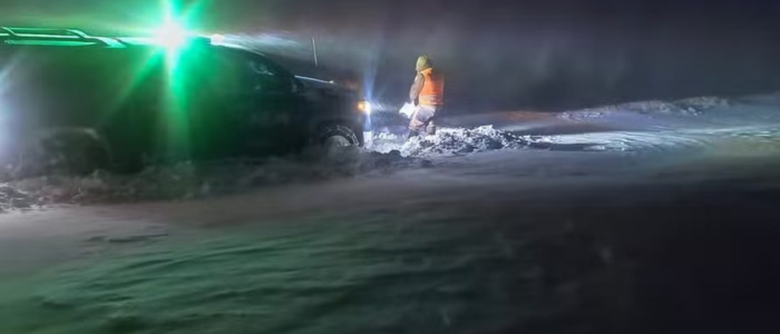 Cerca de 30 pessoas, incluindo 19 brasileiros, foram resgatadas após ficarem presas em uma estrada no deserto do Atacama por causa de uma nevasca. A operação durou mais de 12 horas.