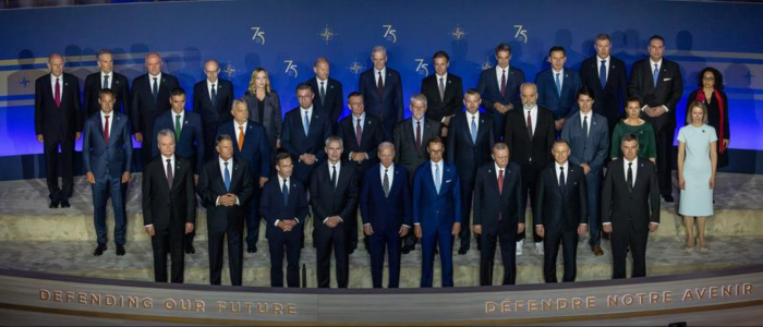 Espanha resistiu às ameaças de Trump na OTAN e garantiu apoio europeu. Entenda o embate sobre gastos militares e tarifas comerciais.