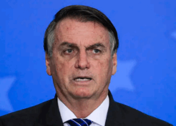 Jair Bolsonaro passa mal durante evento em Goiânia e cancela compromissos em Goiás. Ex-presidente foi levado a Brasília; saúde segue fragilizada desde atentado.