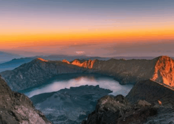 Turista da Malásia sofre acidente no Monte Rinjani, na Indonésia, poucos dias após a morte da brasileira Juliana Marins. Alpinista foi resgatado e passa bem, segundo autoridades locais.