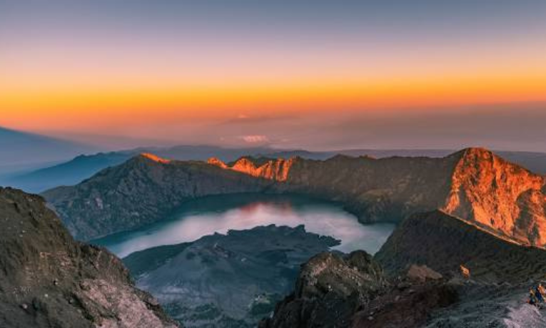 Turista da Malásia sofre acidente no Monte Rinjani, na Indonésia, poucos dias após a morte da brasileira Juliana Marins. Alpinista foi resgatado e passa bem, segundo autoridades locais.