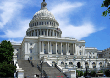 Senado dos EUA aprova abertura para debate de projeto de Trump com cortes de impostos e gastos. Proposta pode afetar saúde pública e aumentar dívida em US$ 3 trilhões.