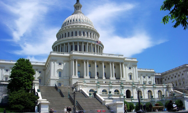 Senado dos EUA aprova abertura para debate de projeto de Trump com cortes de impostos e gastos. Proposta pode afetar saúde pública e aumentar dívida em US$ 3 trilhões.