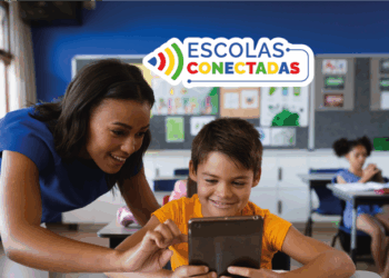 Mais de 28 mil escolas públicas participam de ações de educação digital e midiática do MEC. Iniciativas buscam promover cidadania digital e combater fake news.