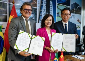 Brasil e China firmam novos compromissos para cooperação tecnológica, incluindo centro de transferência de tecnologia e laboratório com IA para agricultura familiar no semiárido.