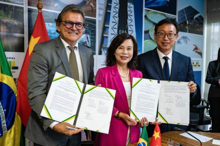 Brasil e China firmam novos compromissos para cooperação tecnológica, incluindo centro de transferência de tecnologia e laboratório com IA para agricultura familiar no semiárido.