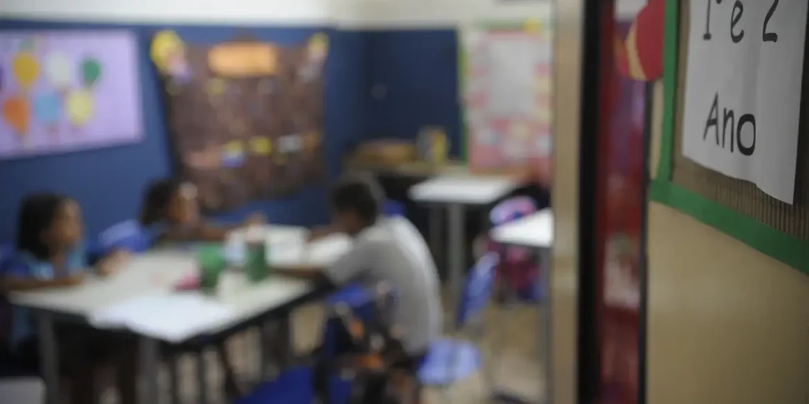 Presidente Lula assina decreto que cria o Prêmio Nacional da Educação. Iniciativa vai reconhecer redes de ensino que se destacarem em metas como creches, alfabetização e ensino técnico.