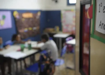 Presidente Lula assina decreto que cria o Prêmio Nacional da Educação. Iniciativa vai reconhecer redes de ensino que se destacarem em metas como creches, alfabetização e ensino técnico.