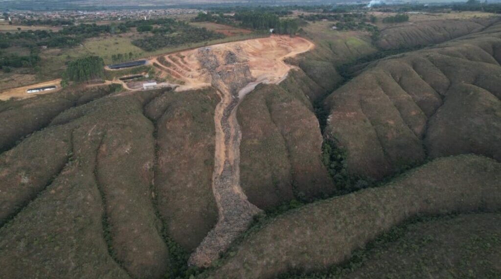 Deslizamento no aterro sanitário Ouro Verde, em Goiás, contamina rios e gera crise ambiental grave. Secretaria de Meio Ambiente confirma danos e interdita local. Justiça já havia autorizado funcionamento irregular com liminar.