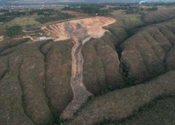 Deslizamento no aterro sanitário Ouro Verde, em Goiás, contamina rios e gera crise ambiental grave. Secretaria de Meio Ambiente confirma danos e interdita local. Justiça já havia autorizado funcionamento irregular com liminar.