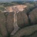 Deslizamento no aterro sanitário Ouro Verde, em Goiás, contamina rios e gera crise ambiental grave. Secretaria de Meio Ambiente confirma danos e interdita local. Justiça já havia autorizado funcionamento irregular com liminar.