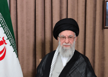 ali khamenei é o líder supremo do irã desde 1989. com mais poder que o presidente, ele controla exército, justiça, eleições e decisões estratégicas do país. saiba como.