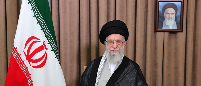ali khamenei é o líder supremo do irã desde 1989. com mais poder que o presidente, ele controla exército, justiça, eleições e decisões estratégicas do país. saiba como.