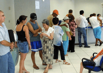 Fila do INSS supera 2,4 milhões de pedidos em junho. Aposentadorias, auxílios e pensões estão entre os processos mais afetados. Veja como o governo pretende agir