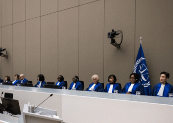 O Tribunal Penal Internacional julga crimes de guerra, genocídio e contra a humanidade, mas enfrenta críticas por parcialidade, seletividade e impunidade de países poderosos.