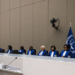 O Tribunal Penal Internacional julga crimes de guerra, genocídio e contra a humanidade, mas enfrenta críticas por parcialidade, seletividade e impunidade de países poderosos.