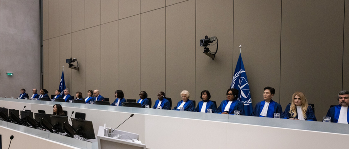 O Tribunal Penal Internacional julga crimes de guerra, genocídio e contra a humanidade, mas enfrenta críticas por parcialidade, seletividade e impunidade de países poderosos.
