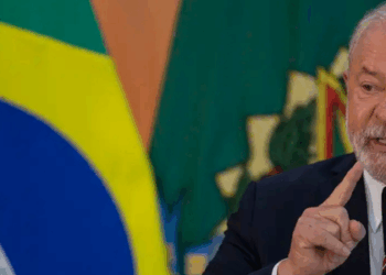 Pesquisa do Instituto Paraná revela que 56,7% dos brasileiros desaprovam o governo Lula. Avaliação negativa é de 47,5%, enquanto 25,6% consideram a gestão ótima ou boa.
