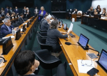 CCJ da Câmara inicia contagem de prazo para defesa de Carla Zambelli. Deputada enfrenta cassação após condenação no STF e está foragida na Itália.