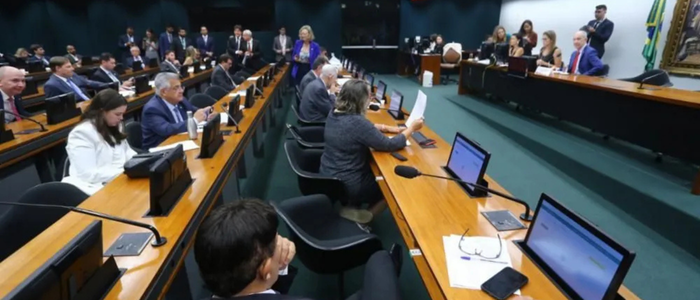 CCJ da Câmara inicia contagem de prazo para defesa de Carla Zambelli. Deputada enfrenta cassação após condenação no STF e está foragida na Itália.