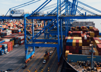 Balança comercial brasileira registra superávit de US$ 1,1 bilhão na terceira semana de junho. Indústria de transformação lidera exportações no mês.