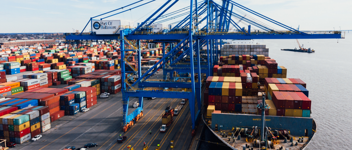 Balança comercial brasileira registra superávit de US$ 1,1 bilhão na terceira semana de junho. Indústria de transformação lidera exportações no mês.