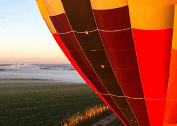 Após queda de balão em SC que matou oito pessoas, governo federal discute proposta para regulamentar o balonismo turístico e garantir segurança da atividade.