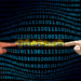 Pesquisa da UFRJ mostra que inteligência artificial generativa pode antecipar respostas humanas em pesquisas, simulando públicos reais com LLMs para análises rápidas e de baixo custo.