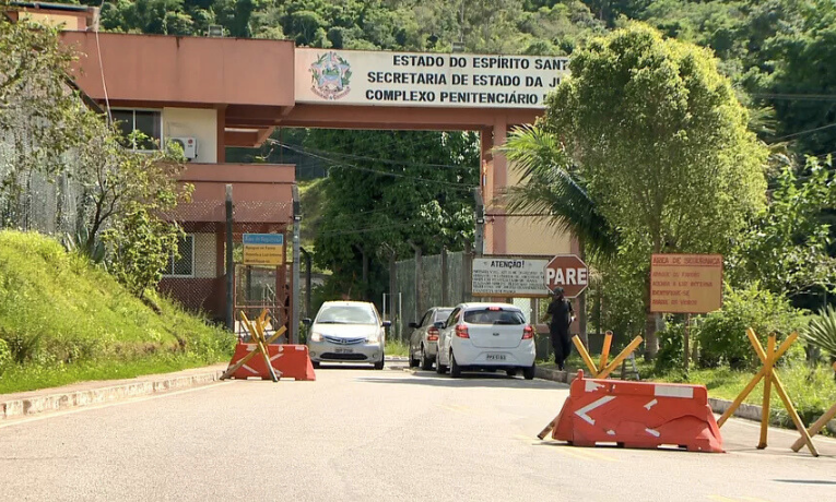 Ageu Santos da Cruz, condenado por matar uma criança e um jovem em Viana, foi sentenciado novamente após estrangular e decapitar um detento com uma linha de varal no presídio do Espírito Santo.