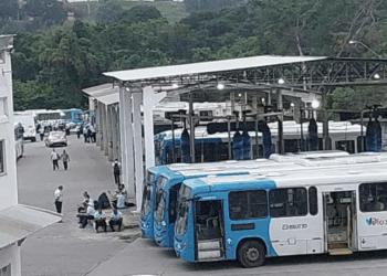 Clovis Brás Júnior, manobrista do sistema Transcol, foi assassinado ao chegar para trabalhar em Cariacica. Motoristas paralisaram ônibus em protesto contra a insegurança da categoria.