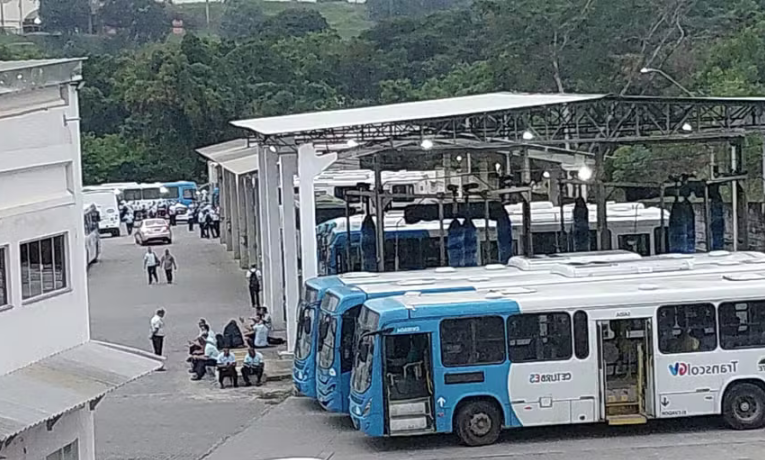 Clovis Brás Júnior, manobrista do sistema Transcol, foi assassinado ao chegar para trabalhar em Cariacica. Motoristas paralisaram ônibus em protesto contra a insegurança da categoria.