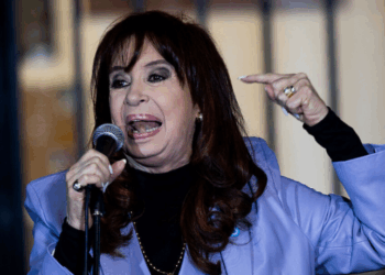 A Suprema Corte da Argentina confirmou a condenação por corrupção da ex-presidente Cristina Kirchner, impedindo sua candidatura a deputada. A decisão é histórica e abre caminho para sua eventual prisão, gerando forte repercussão política.